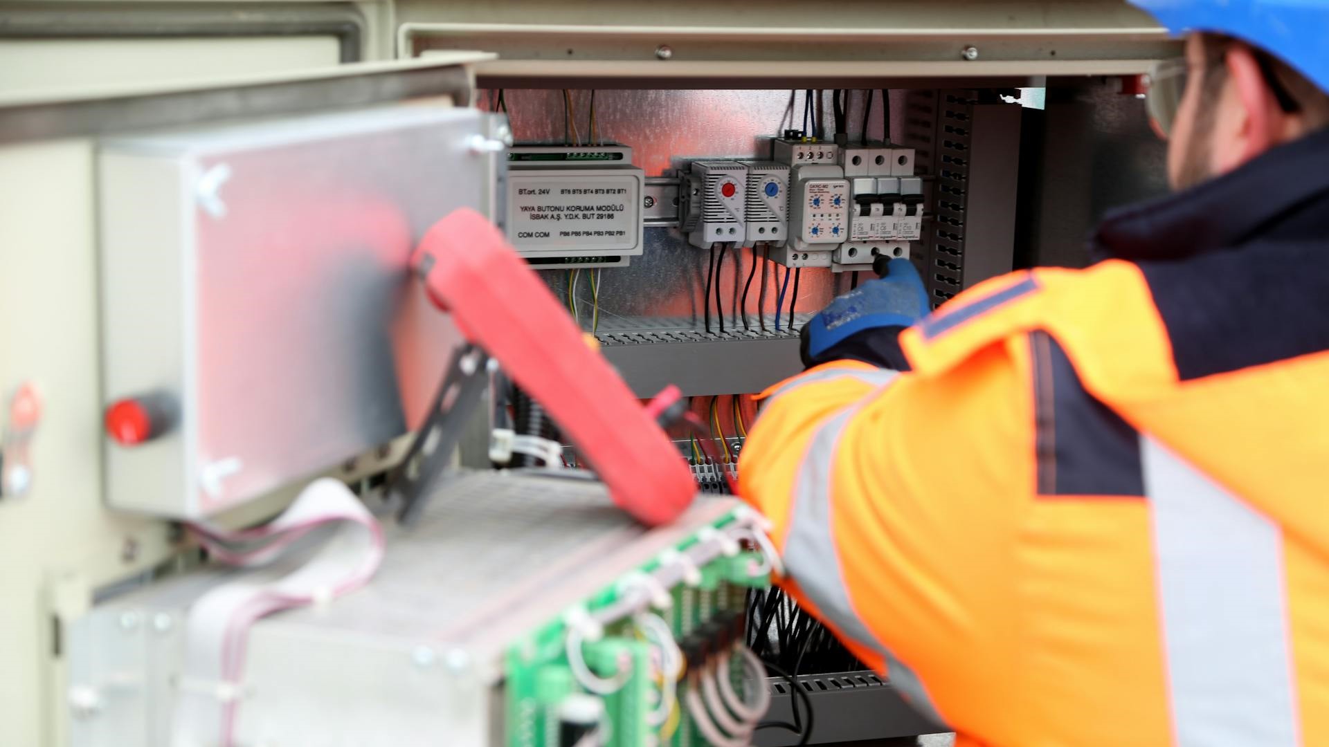 Solar panel installation services in Pakistan by Maverick Services